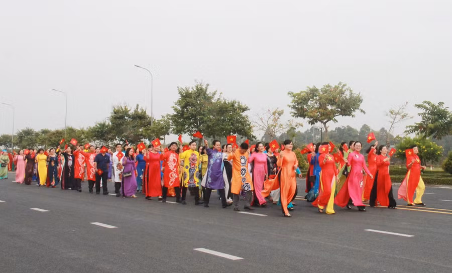 Đoàn phụ nữ tỉnh diễu hành trên đường Võ Văn Kiệt, phường 9, thành phố Vĩnh Long.