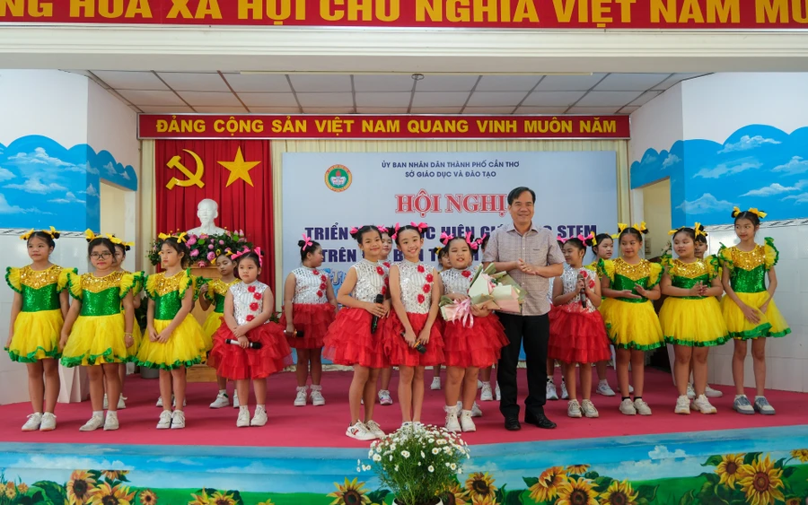 Lãnh đạo Sở tặng quà cho học sinh tại ngày hội.