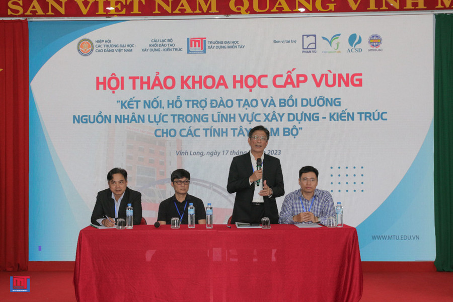 Đoàn chủ tịch điều hành phiên thảo luận tại hội thảo.