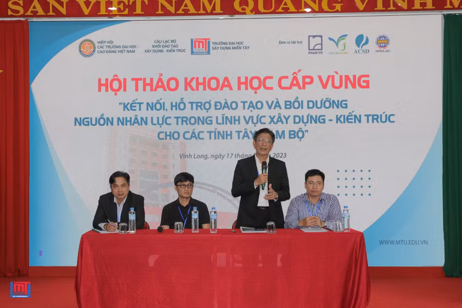 Đoàn chủ tịch điều hành phiên thảo luận tại hội thảo.