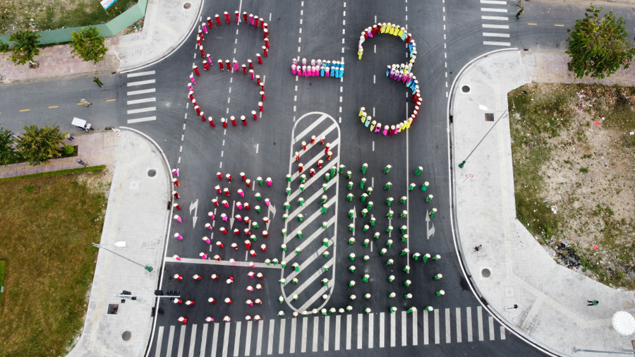 Đại diện phụ nữ tỉnh Vĩnh Long biểu diễn xếp hình trước Trung tâm Hội nghị tỉnh Vĩnh Long. Đại diện phụ nữ tỉnh Vĩnh Long biểu diễn xếp hình trước Trung tâm Hội nghị tỉnh Vĩnh Long.