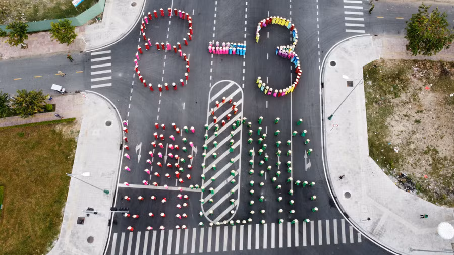 Đại diện phụ nữ tỉnh Vĩnh Long biểu diễn xếp hình trước Trung tâm Hội nghị tỉnh Vĩnh Long.