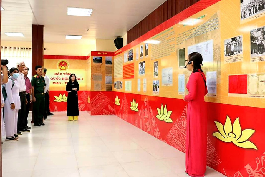 Các đại biểu tham quan triển lãm.