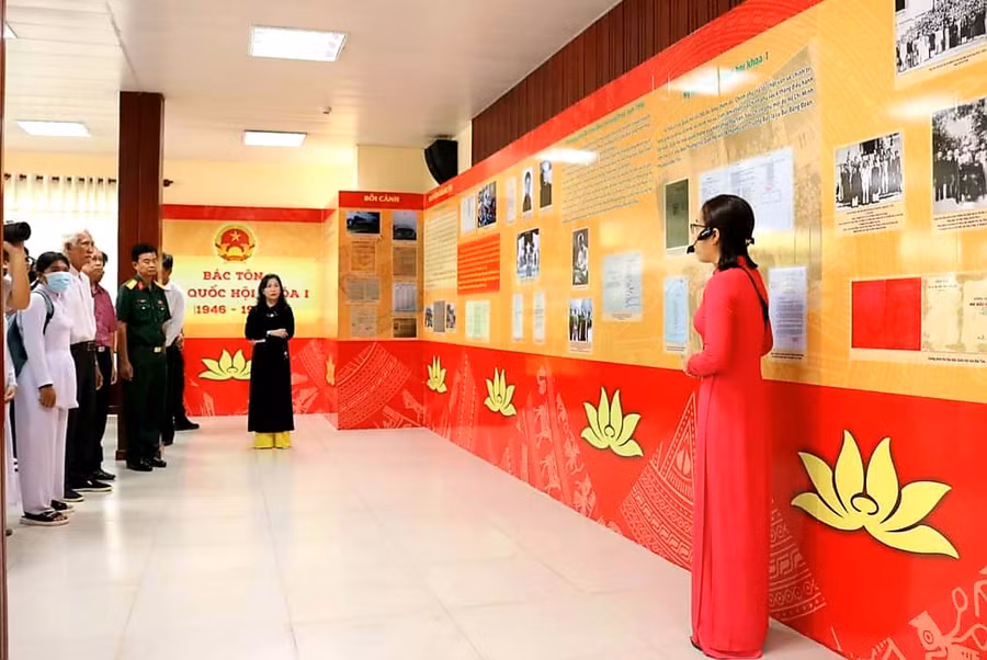 Các đại biểu tham quan triển lãm.