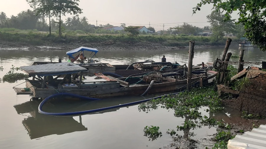 Vĩnh Long bắt 2 ghe khai thác cát trái phép trên sông Cổ Chiên.