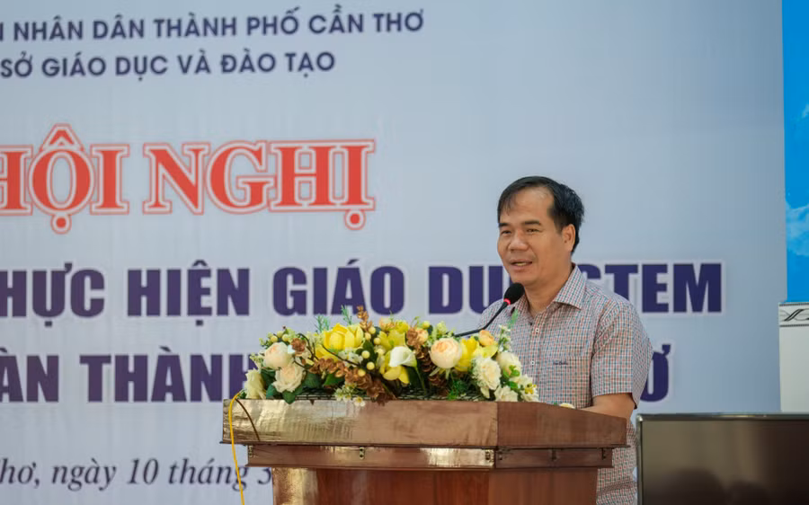 Ông Nguyễn Phúc Tăng, Phó Giám đốc Sở GD&amp;ĐT TP Cần Thơ tuyên bố khai mạc ngày hội.