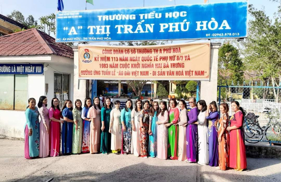 Tập thể cán bộ, giáo viên, nhân viên nữ Trường Tiểu học A thị trấn Phú Hòa (tỉnh An Giang) hưởng ứng “Tuần lễ Áo dài”.