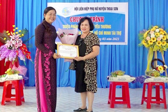 Đại diện Hội Liên hiệp Phụ nữ huyện Thoại Sơn (An Giang) trao giấy cảm ơn cho đại diện nhà tài trợ. Đại diện Hội Liên hiệp Phụ nữ huyện Thoại Sơn (An Giang) trao giấy cảm ơn cho đại diện nhà tài trợ.