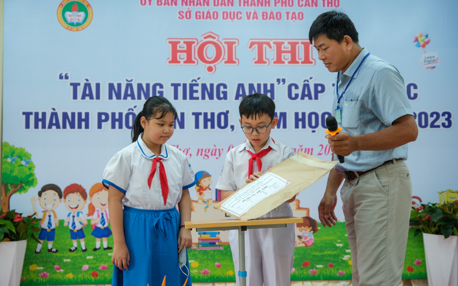 Đại diện 90 học sinh kiểm tra đề thi. Đại diện 90 học sinh kiểm tra đề thi.