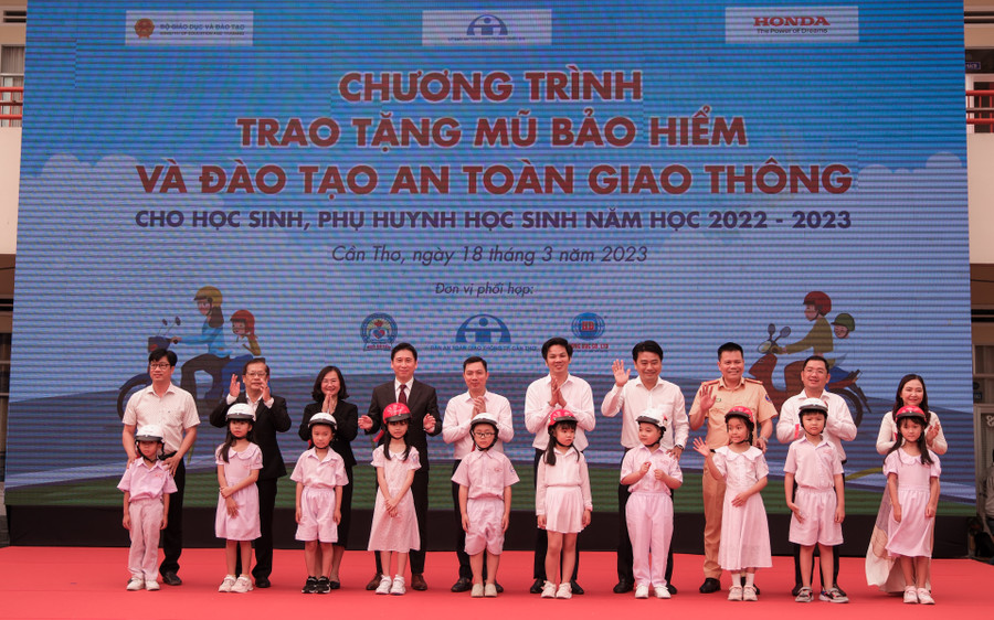 Đại biểu trao nón cho học sinh tại buổi lễ. Đại biểu trao nón cho học sinh tại buổi lễ.