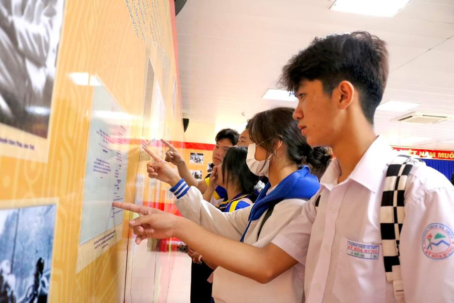 Học sinh tham quan triển lãm.