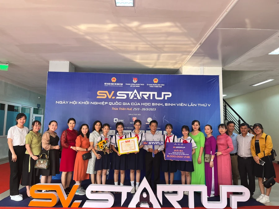 Thầy cô cùng học sinh chụp ảnh lưu niệm tại SV_STARTUP 2023.