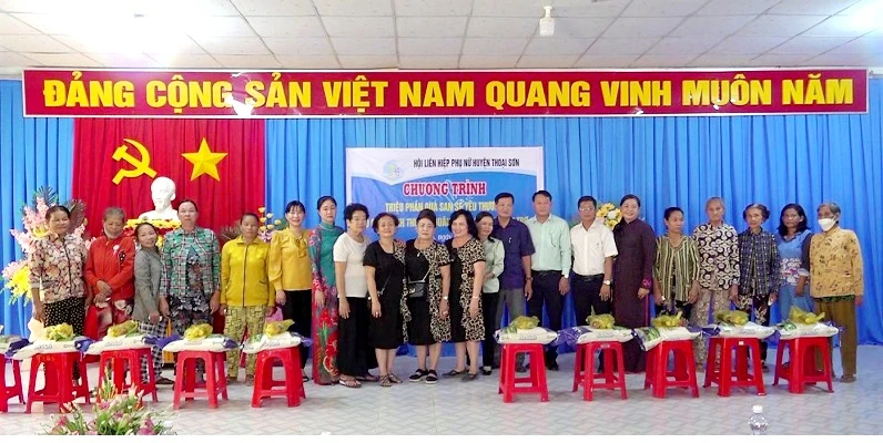 Trao tặng 100 phần quà trong Chương trình “Triệu phần quà san sẻ yêu thương” cho phụ nữ khó khăn thị trấn Óc Eo (huyện Thoại Sơn, tỉnh An Giang).