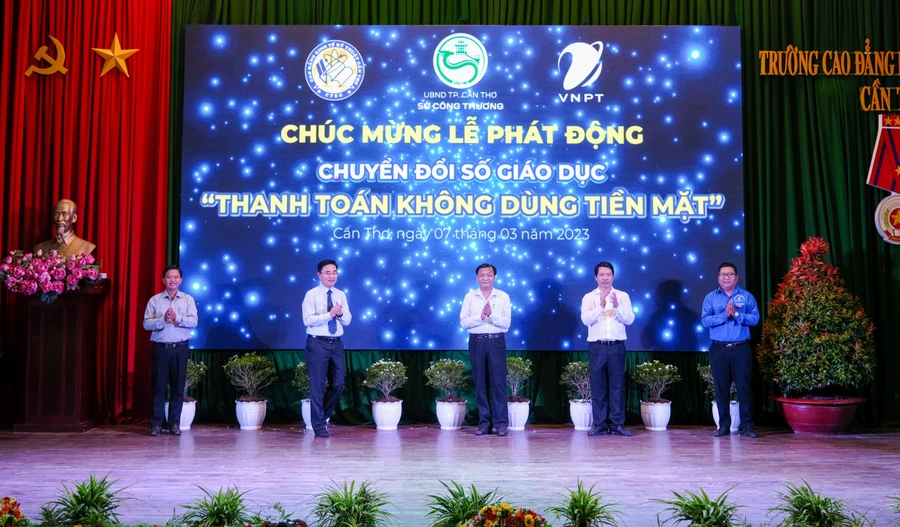 Cần Thơ phát động thanh toán không dùng tiền mặt trong trường đại học, cao đẳng.