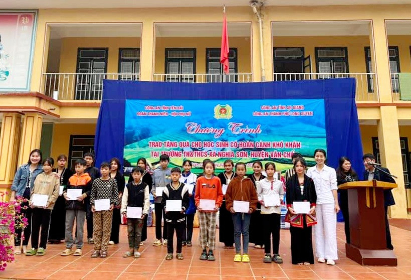 Công an An Giang trao yêu thương cho học sinh khó khăn vùng cao ảnh 1 Công an An Giang trao yêu thương cho học sinh khó khăn vùng cao ảnh 1