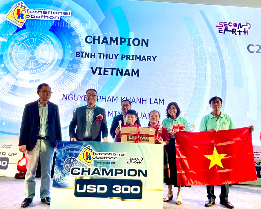 Học sinh Cần Thơ đã xuất sắc đạt giải Vô địch (Champion) tại Cuộc thi Robothon Quốc tế 2023.