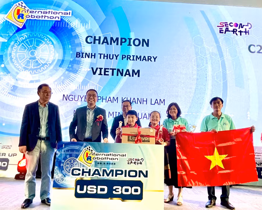 Học sinh Cần Thơ đã xuất sắc đạt giải Vô địch (Champion) tại Cuộc thi Robothon Quốc tế 2023.