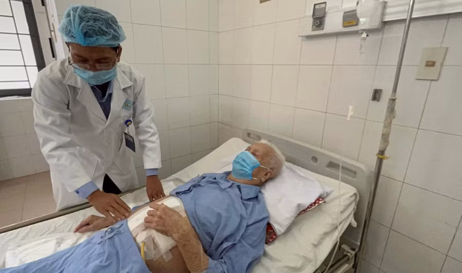 Bác sĩ thăm khám cụ ông.