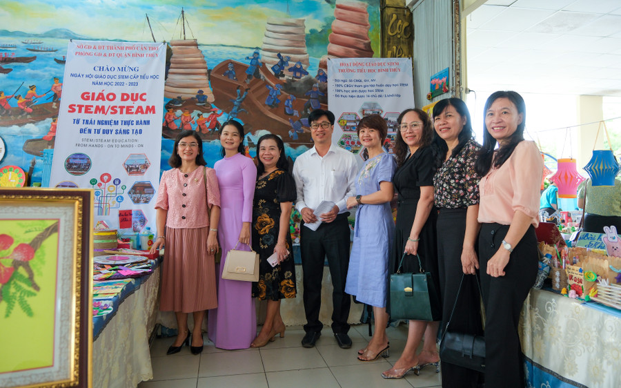 Đại biểu tham quan tại ngày hội. Đại biểu tham quan tại ngày hội.