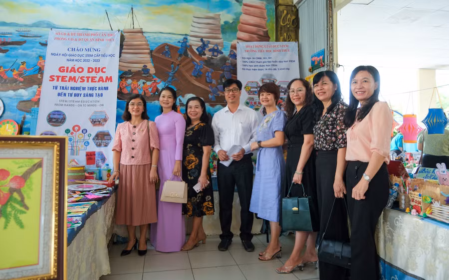 Đại biểu tham quan tại ngày hội.