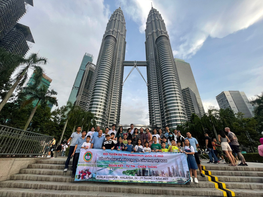 Thầy cô giáo và học sinh chụp ảnh lưu niệm. Thầy cô giáo và học sinh chụp ảnh lưu niệm.