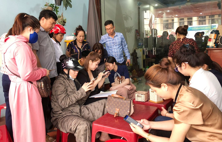 Tổ công nghệ số cộng đồng hướng dẫn người dân cài đặt ứng dụng công nghệ số tại thị trấn Chợ Chu (Định Hóa, Thái Nguyên).