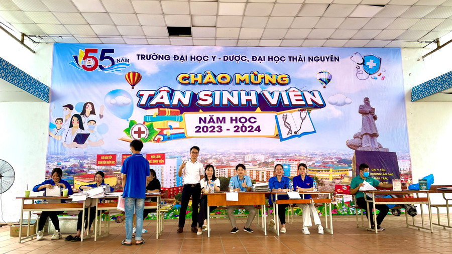 Đội ngũ cán bộ, giảng viên và tình nguyện viên của nhà trường luôn túc trực và sẵn sàng hỗ trợ, đồng hành cùng các em sinh viên. Đội ngũ cán bộ, giảng viên và tình nguyện viên của nhà trường luôn túc trực và sẵn sàng hỗ trợ, đồng hành cùng các em sinh viên.