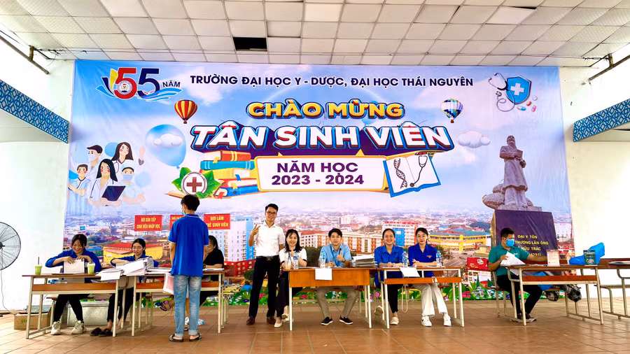 Đội ngũ cán bộ, giảng viên và tình nguyện viên của nhà trường luôn túc trực và sẵn sàng hỗ trợ, đồng hành cùng các em sinh viên.