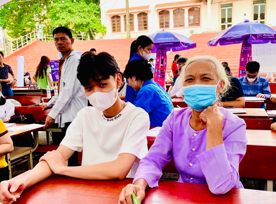 Tân sinh viên được gia đình đưa tới trường để hoàn tất các thủ tục nhập học. Tân sinh viên được gia đình đưa tới trường để hoàn tất các thủ tục nhập học.