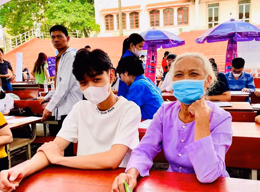 Tân sinh viên được gia đình đưa tới trường để hoàn tất các thủ tục nhập học.