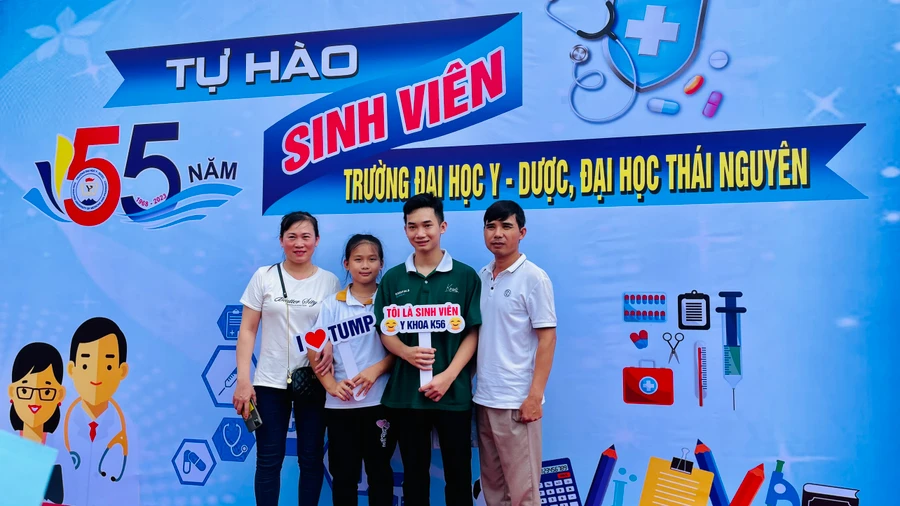 Tân sinh viên Trường Đại học Y – Dược Thái Nguyên rộn ràng ngày nhập học.