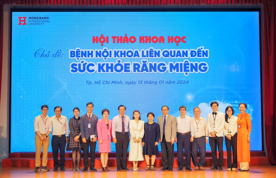 Đại diện HIU cùng các diễn giả tham gia hội nghị