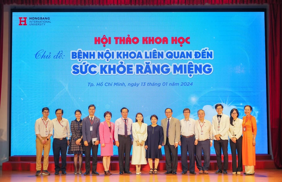 Đại diện HIU cùng các diễn giả tham gia hội nghị