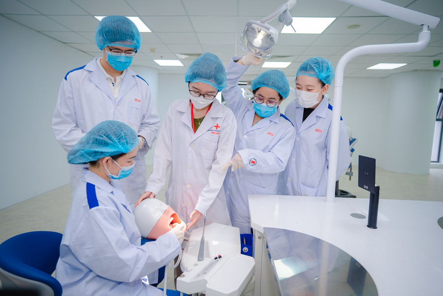 Sinh viên khối sức khỏe của HIU trong một giờ thực hành. Sinh viên khối sức khỏe của HIU trong một giờ thực hành.