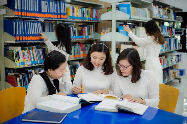 Cán bộ, giảng viên nhà trường tìm kiếm tài liệu tại thư viện trong ngày thư viện đi vào hoạt động Cán bộ, giảng viên nhà trường tìm kiếm tài liệu tại thư viện trong ngày thư viện đi vào hoạt động