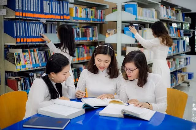 Cán bộ, giảng viên nhà trường tìm kiếm tài liệu tại thư viện trong ngày thư viện đi vào hoạt động