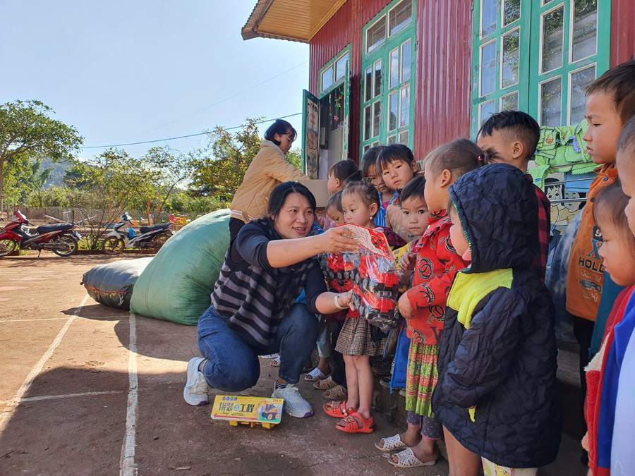 Đoàn cũng đã tặng những phần quà có ý nghĩa cho trẻ tại Trường Mầm non Huổi Lếch.