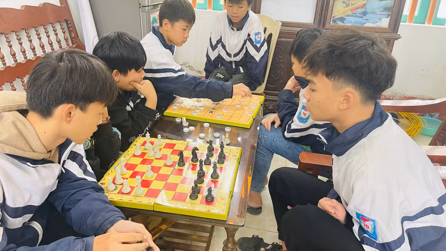 Cờ vua, Cờ tướng là những môn thể thao đòi hỏi độ tư duy, tính kiên trì của học sinh.