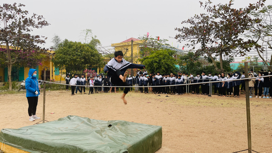Dù còn khá thiếu thốn về điều kiện sân chơi, bãi tập nhưng nhà trường vẫn cố gắng tổ chức nhiều hoạt động thể dục, thể thao cho học sinh.