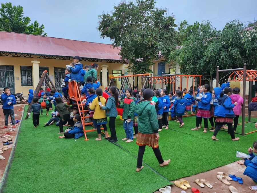 Từ nay, trẻ được thỏa sức chơi đùa tại sân chơi thiếu nhi vừa được khánh thành và đưa vào sử dụng.