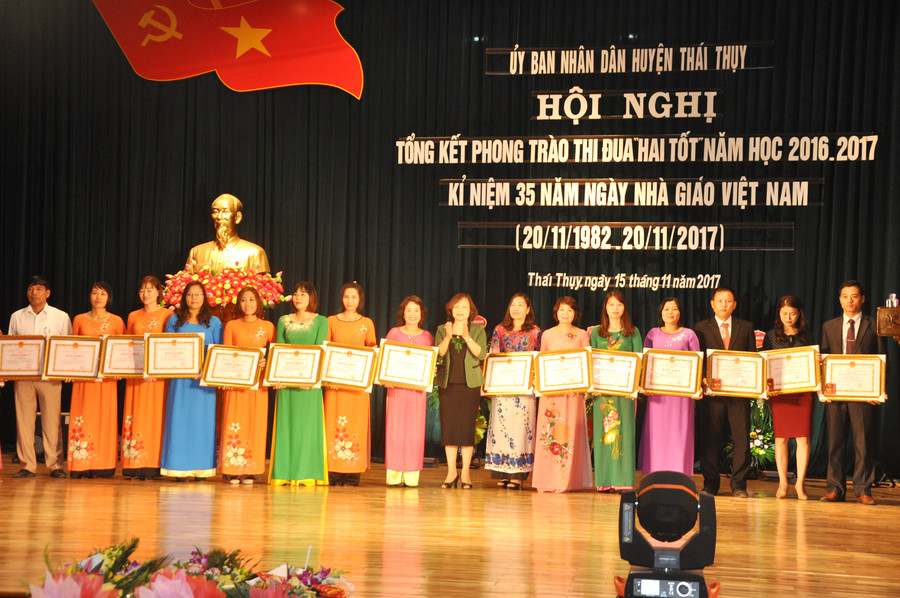 Tập thể, cá nhân được trao bằng khen thi đua.