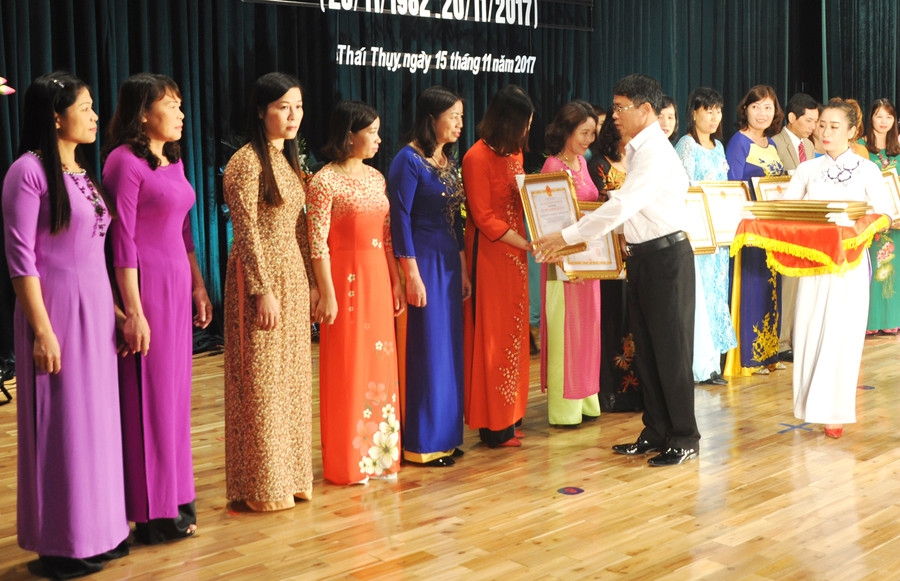 Lãnh đạo UBND Huyện Thái Thụy trao bằng khen cho các tập thể, cá nhân.