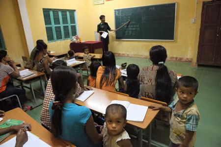 Cùng đồng bào “cõng chữ” lên nương