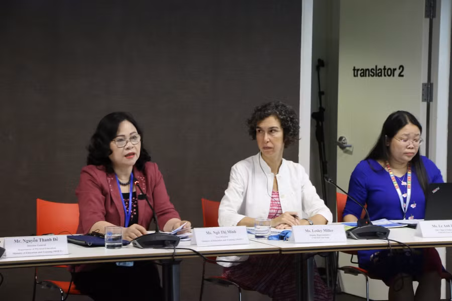 Thứ trưởng Ngô Thị Minh (bìa trái) và bà Lesley Miller - Phó Trưởng đại diện UNICEF tại Việt Nam (giữa) đồng chủ trì hội thảo.