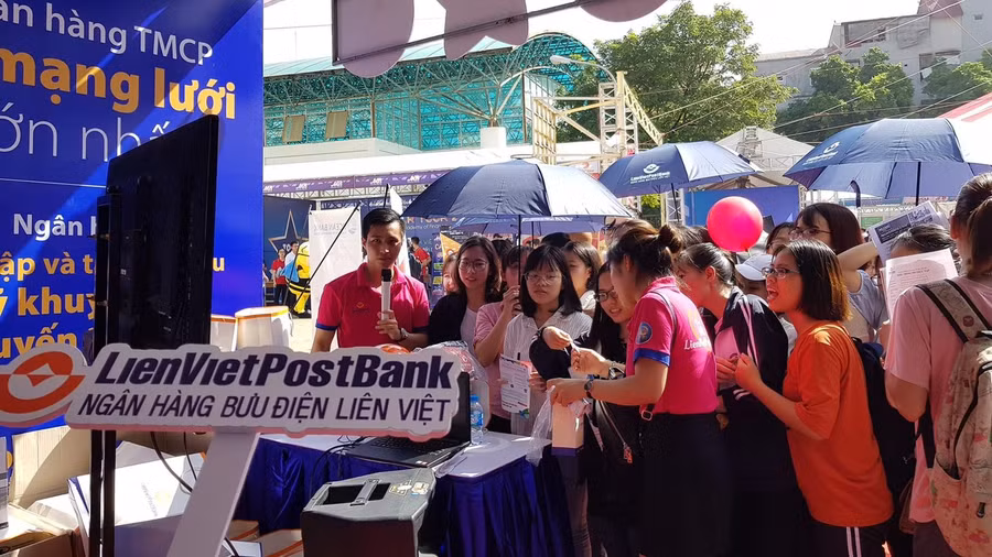 Gian hàng của Ngân hàng Bưu Điện Liên Việt tại Ngày hội việc làm của Học viện Tài chính thu hút sự quan tâm của nhiều sinh viên.
