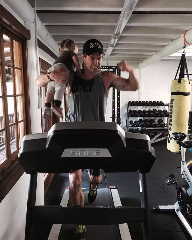 Cười ra nước mắt trước tình huống oái oăm của các ông bố trẻ được giao nhiệm vụ trông con khi vợ vắng nhà - Hình 4