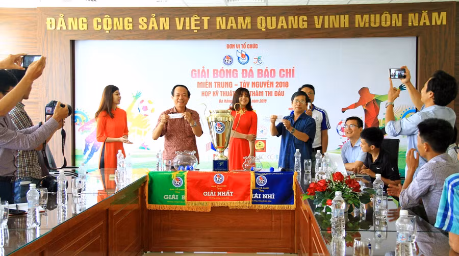 Ban tổ chức đã tiến hành họp kỹ thuật và bốc thăm chia bảng vào sáng 30/5.