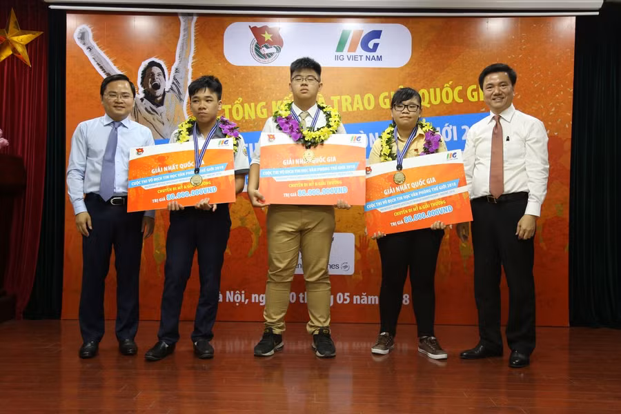 BTC trao phần thưởng cho 3 nhà vô địch MOSWC 2018 