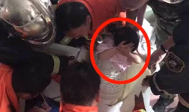 Đang làm việc nhà nghe con khóc ré lên, mẹ chạy đến xem phát hiện cảnh hãi hùng trong chiếc máy giặt - Ảnh 4.