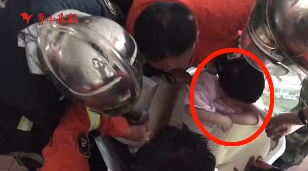 Đang làm việc nhà nghe con khóc ré lên, mẹ chạy đến xem phát hiện cảnh hãi hùng trong chiếc máy giặt - Ảnh 2.